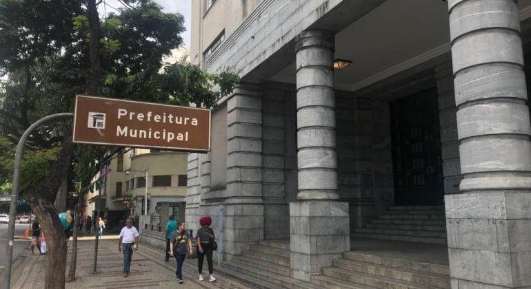 Fachada da Prefeitura de Belo Horizonte, durante o dia. 