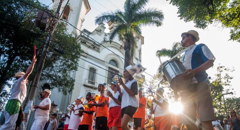 bloco carnavalesco em frente a igreja santa tereza