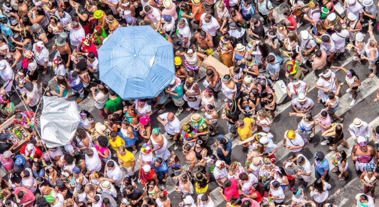 Carnaval é na lata: campanha da Prefeitura de Belo Horizonte preza pela segurança durante a folia Bloco carnavalesco visto de cima nas ruas de BH