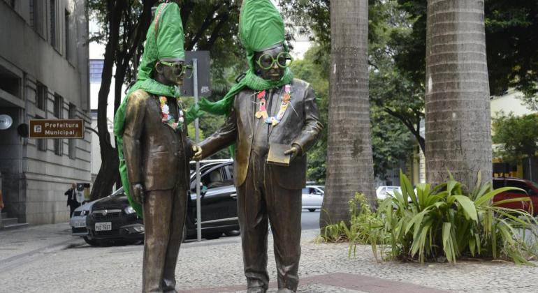 Estátuas próximas à fachada da Prefeitura de Belo Horizonte com enfeites de carnaval