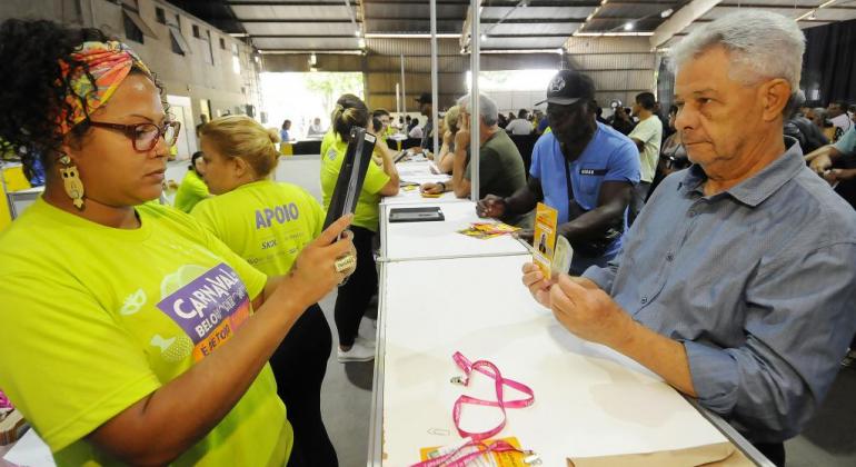 Ambulantes veem no Carnaval de Belo Horizonte uma oportunidade de renda extra. Foto: Rodrigo Clemente/PBH Cerca de dez servidores efetuando credenciamento de ambulantes
