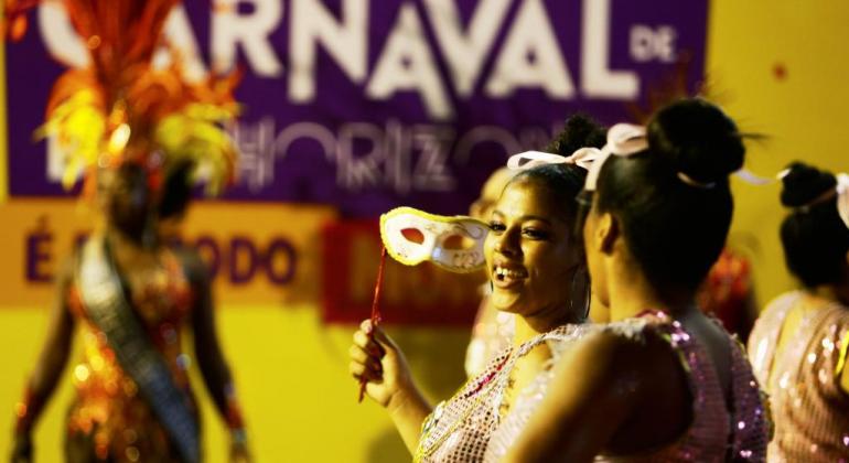 Mulheres com máscara no Carnaval