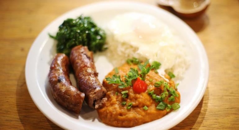 Prato mineiro com linguiça, couve, arroz e tutu de feijão, 