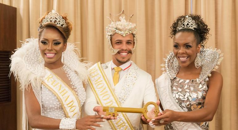 Confira os regulamentos para inscrição do Rei Momo e da Rainha e Princesa do Carnaval; inscrições devem ser feitas até o dia 18/11. Foto: Ricardo Laf/PBH Rei Momo, rainha e princesa do Carnaval com chave da cidade. Foto ilustrativa.