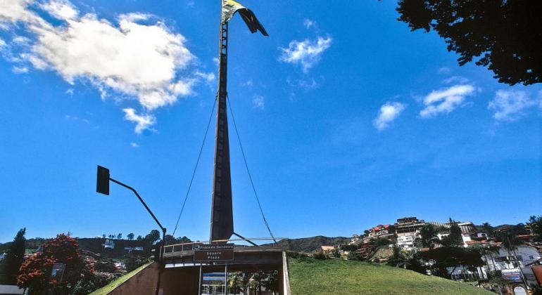 A Praça da Bandeira se prepara para receber as solenidades da Troca da Bandeira do segundo semestre deste ano. Foto: Adão de Souza/PBH Praça da Bandeira, com mastro e bandeira, durante o dia.