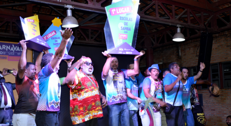 Com enredo sobre filantropia, Acadêmicos de Venda Nova é a escola de samba campeã do Carnaval de Belo Horizonte 2019. Foto: Divulgação PBH Vencedores de mais de uma categoria do carnaval empunham troféus.