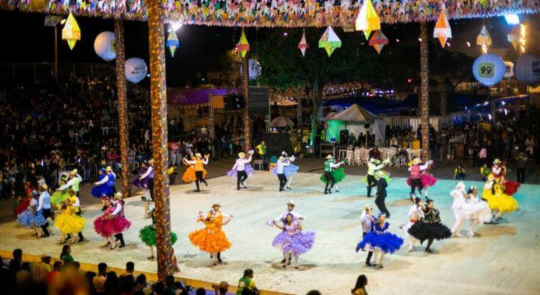 Produtores interessados em compor a programação associada do festejo devem enviar as informações de seu evento junino. Foto: Divulgação Quadrilha junina se apresenta em formação circular.