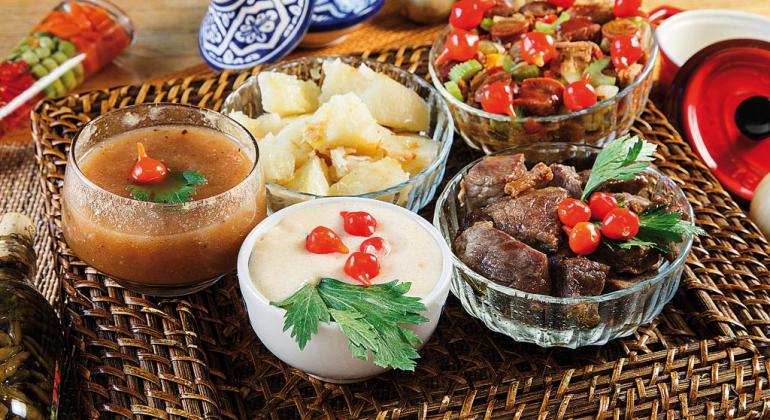 Prorrogadas as inscrições para o Hackatur no segmento de gastronomia Comidas mineiras dispostas em potes em uma mesa