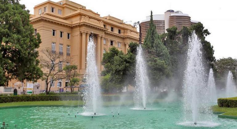 O próximo passeio turístico acontece no sábado, dia 24/8; os interessados podem retirar seus ingressos neste link. Foto: Élcio Paraíso Fonte de água da Praça da Liberdade com prédio histórico ao fundo, durante o dia.