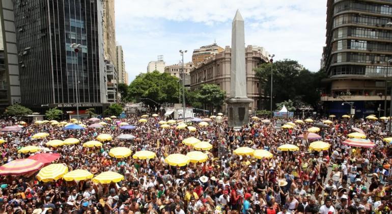 Pessoas no Carnaval de rua, na Praça Sete