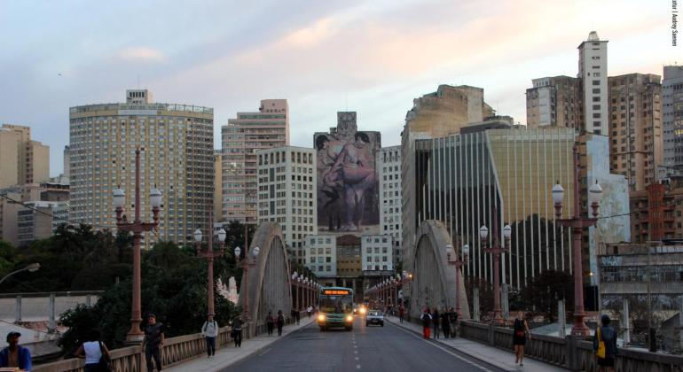 Imagem do viaduto do Santa Tereza com vista para o centro da cidade