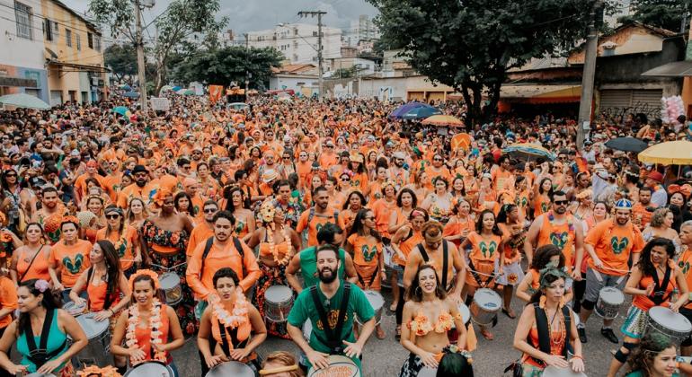 Pré-Carnaval de Belo Horizonte terá mais de 170 blocos de rua Bloco Havayanas Usadas em desfile de 2017