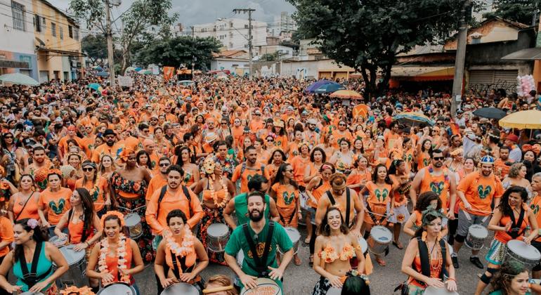 Bloco Havayanas Usadas em desfile de 2017