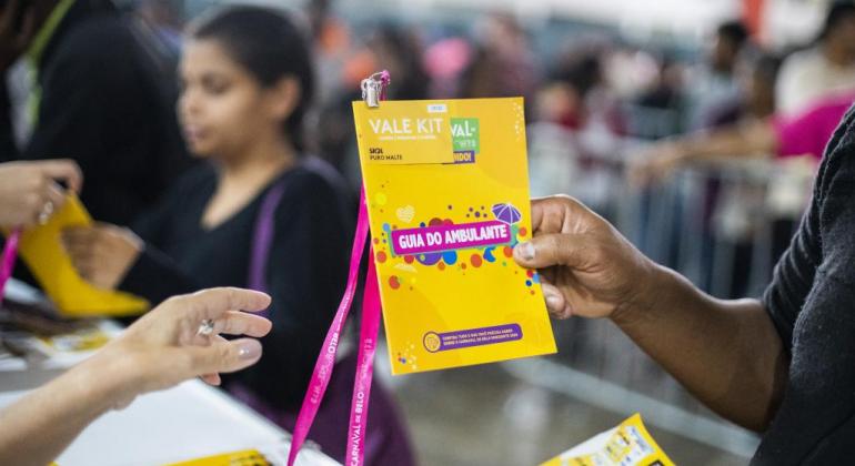 Carnaval é oportunidade de renda extra para ambulantes credenciados Funcionários da Belotur distribuindo credenciais do Carnaval 2020 a ambulantes
