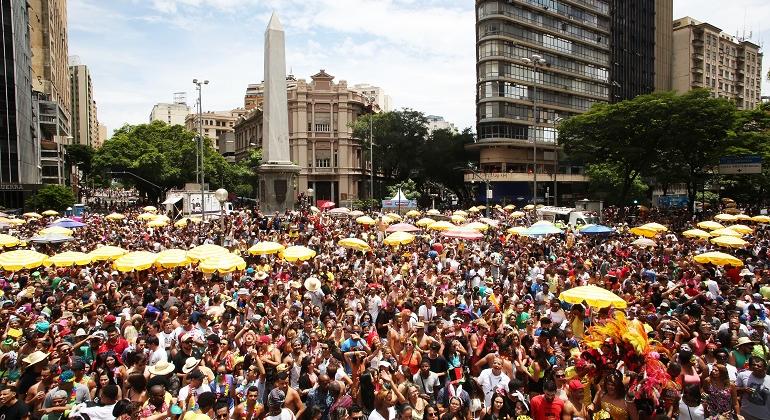 Milhares de foliões desfilam em bloco de carnaval na Praça Sete