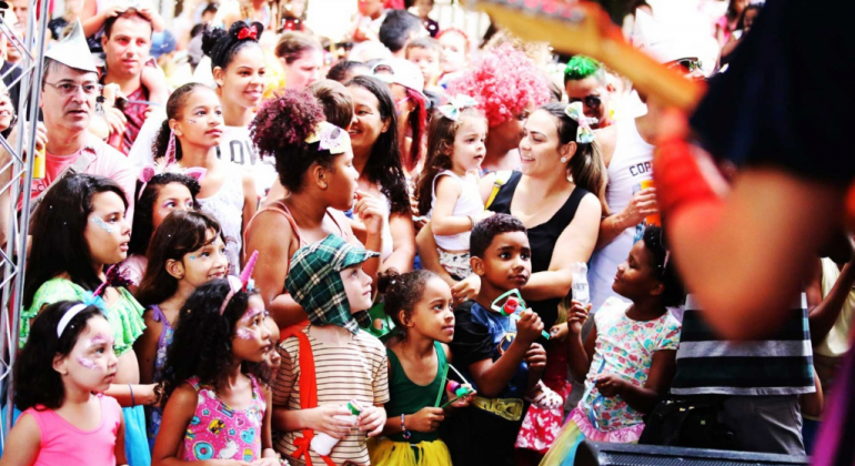 Crianças curtindo o carnaval
