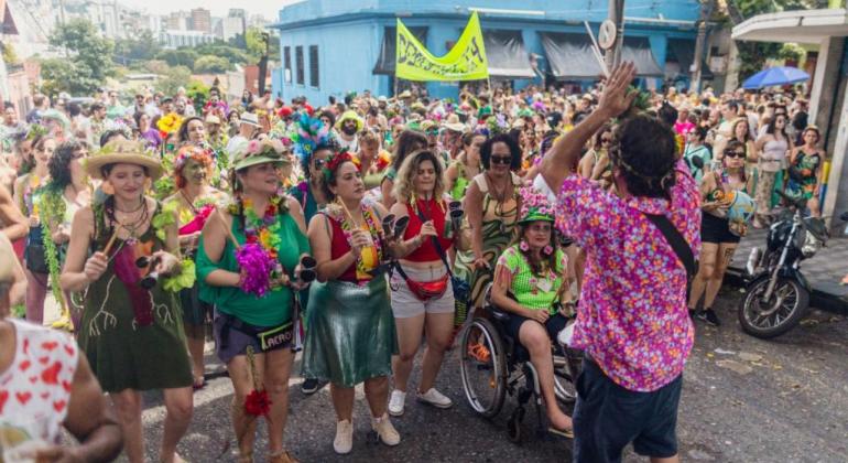 Alunos do Superar abrem desfile de bloco de Carnaval em Belo Horizonte 