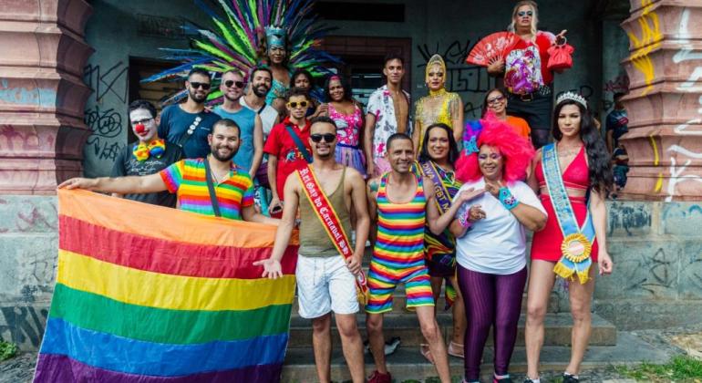 Mulher negra vestindo bandeira do Brasil fazendo algumas