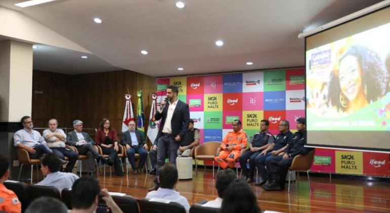 Foto da coletiva de imprensa com representantes dos orgãos da Prefeitura