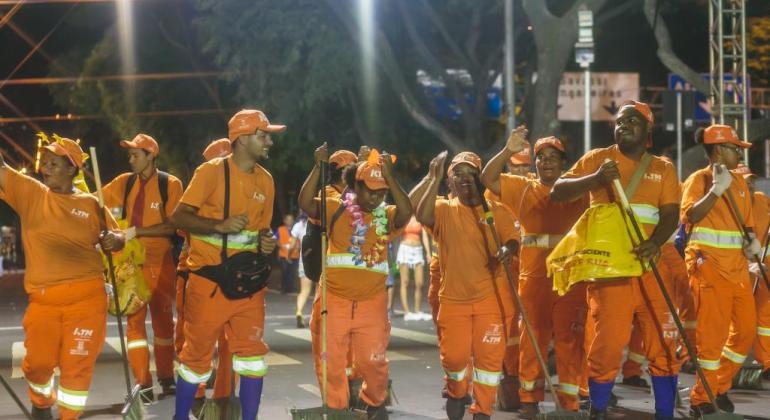 SLU e Belotur promovem Carnaval sustentável com coleta de recicláveis Garis durante coleta de lixo no Carnaval