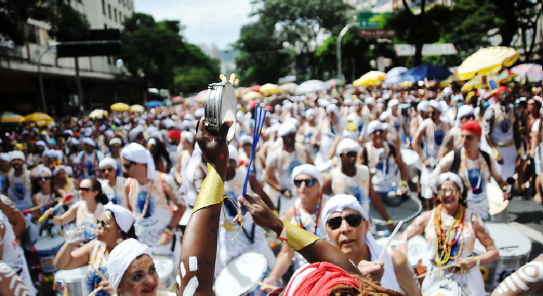 Belotur debate medidas de segurança no Carnaval com Bombeiros e Cemig Bloco de carnaval tocando na Av. Afonso Pena