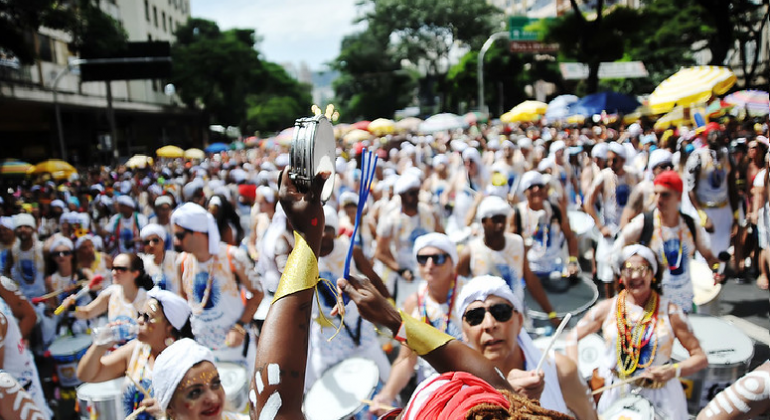 Bloco de carnaval tocando na Av. Afonso Pena