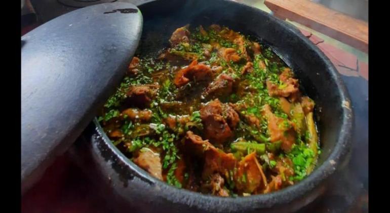 Panela com comida mineira 