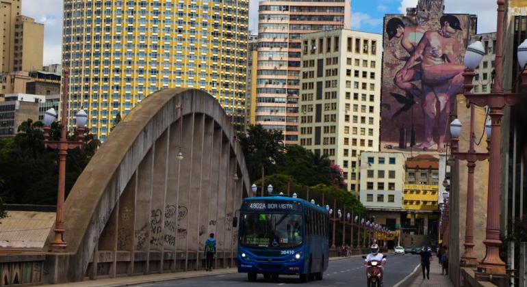 A iniciativa tem como objetivo fomentar a atividade turística e de lazer na capital mineira e estruturar o seu calendário de eventos. Foto: Stênio Lima/PBH Viaduto Santa Tereza, durante o dia.