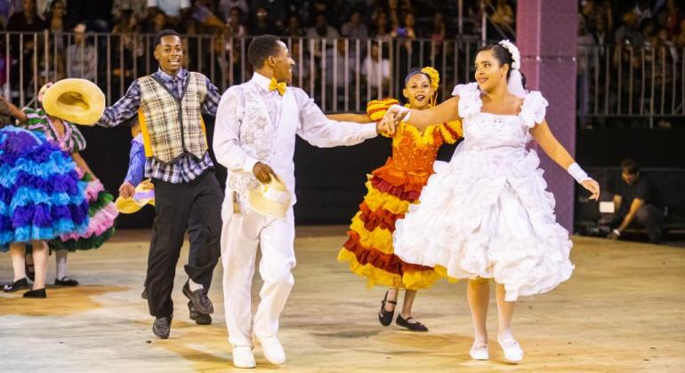 Quadrilhas do Arraial de Belo Horizonte se apresentam em centro de compras Quadrilhas do Arraial de Belo Horizonte se apresentam em centro de compras