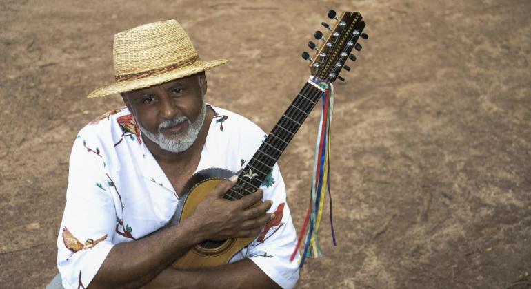 Cantor, compositor e violeiro, Wilson Dias lança CD Ser(tão) Infinito no Teatro 