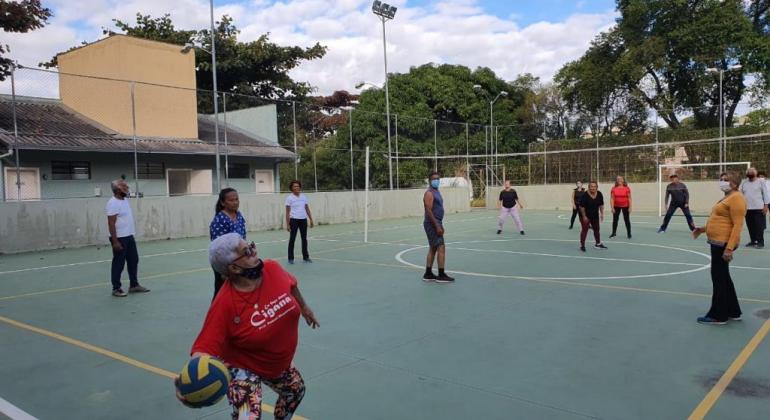 Vida Ativa traz aulas de vôlei adaptado para pessoas acima de 60 anos