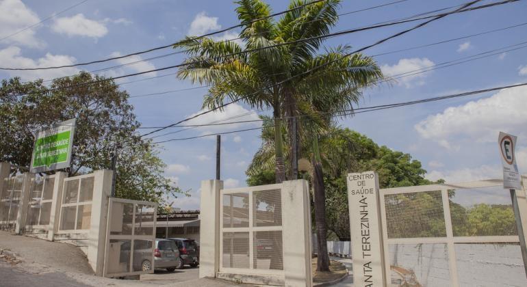 Centros de Saúde com horário ampliado já atenderam mais de 5 mil pessoas Fachada do Centro de Saúde Santa Terezinha