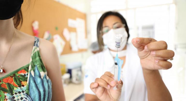 PBH convoca pessoas com alto grau de imunossupressão para 4ª dose contra a Covid Enfermeira prepara vacina contra a covid
