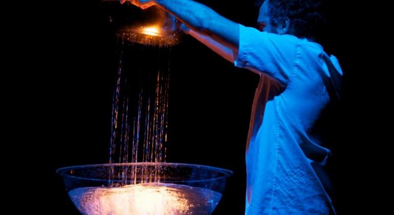 Espetáculo revela o som das águas no Teatro Raul Belém Machado Cena do espetáculo teatral