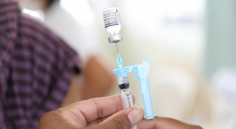 Enfermeira prepara vacina da Pfizer contra a Covid-19