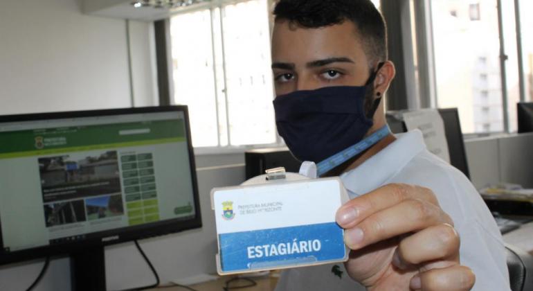 PBH oferece 345 vagas de estágio para estudantes dos ensinos médio e superior Estagiário da Prefeitura de Belo Horizonte mostra o crachá