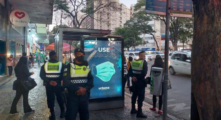 Guardas municipais atuam em ponto de ônibus durante a operação Ponto Seguro