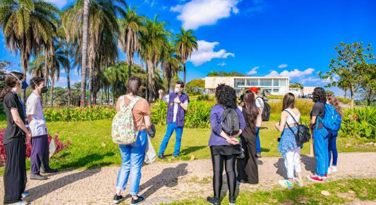 Museu de Arte da Pampulha realiza visitas mediadas nos jardins Museu de Arte da Pampulha realiza visitas mediadas nos jardins