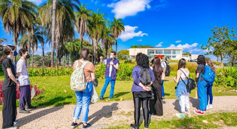 Museu de Arte da Pampulha realiza visitas mediadas nos jardins