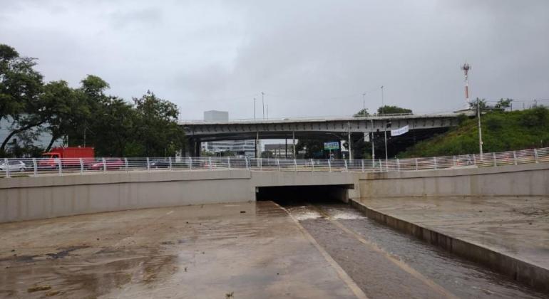 Caixa de captação drena água das chuvas na Avenida Vilarinho e evita alagamentos Detalhe da obra construída na Avenida Vilarinho