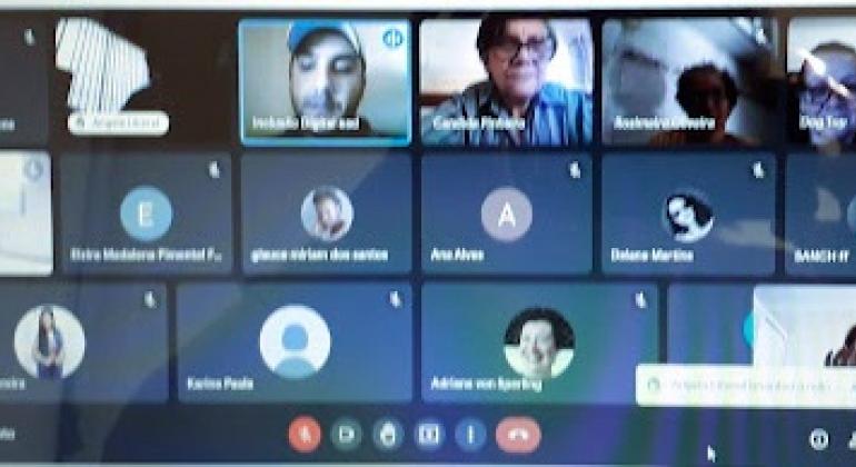Mais de 400 alunos participam do curso de Programação oferecido pela Prodabel Painel com participantes do curso on-line gratuito oferecido pela Prodabel