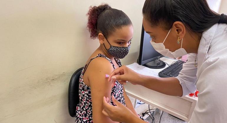 Criança recebe vacina contra a Covid-19