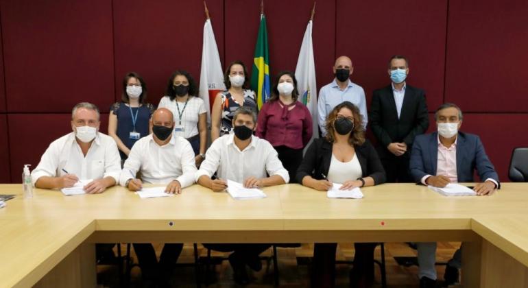 Prefeitura de Belo Horizonte assina contrato de concessão de Mercados Municipais Momento da assinatura entre representantes da PBH e de empresas