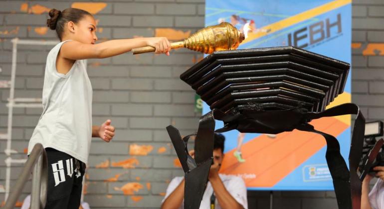 Abertura oficial dos Jogos Escolares de Belo Horizonte será nesta sexta-feira Estudante acende tocha em cerimônia dos JEBH
