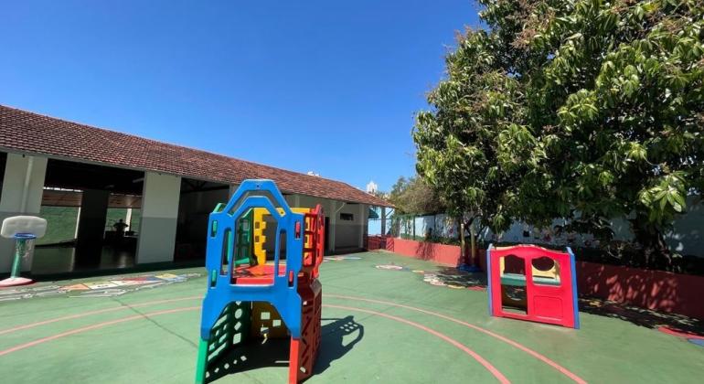 Pátio e brinquedos de escola da rede municipal de Educação