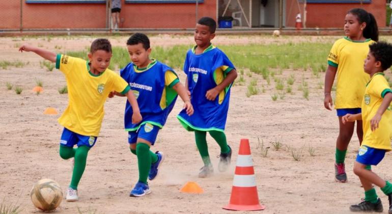 Crianças jogam futebol em escolinha da Prefeitura de Belo Horizonte