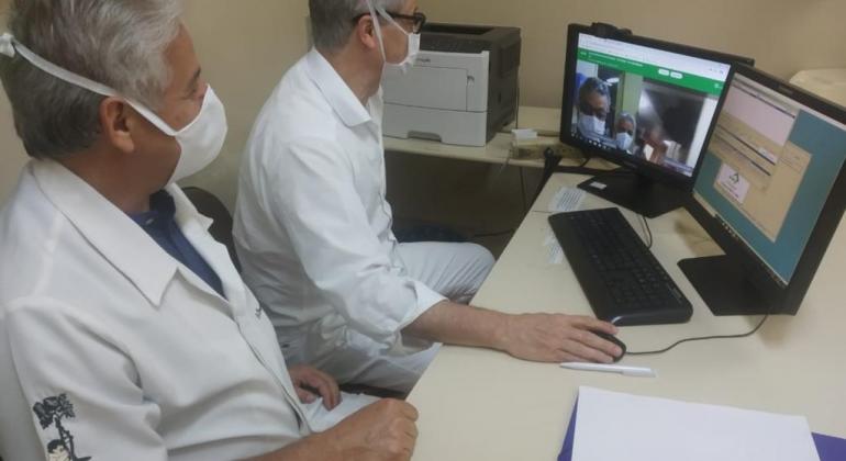 Médicos acessam o sistema de consulta online