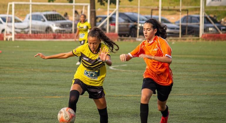 Copa Centenário tem final do módulo Feminino Sub-20, neste domingo Jogadoras disputam lance de partida da Copa Centenário