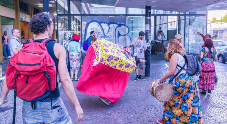 Prefeitura leva ações culturais para as ruas e praças da cidade Apresentação cultural em espaço público
