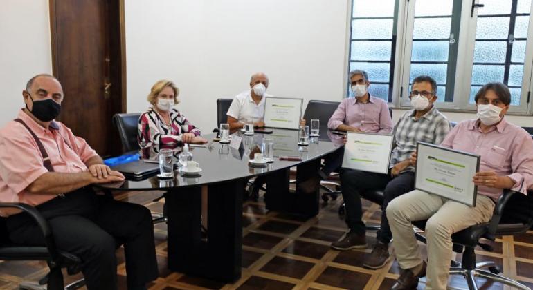Fuad Noman homenageia infectologistas do Comitê de Enfrentamento à Covid-19 Prefeito Fuad Noman reunido com infectologistas e secretários municipais